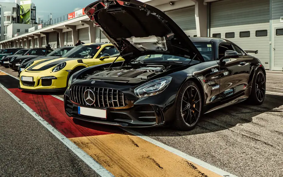 Mercedes-AMG GT R mit geöffneter Motorhaube in der Boxengasse