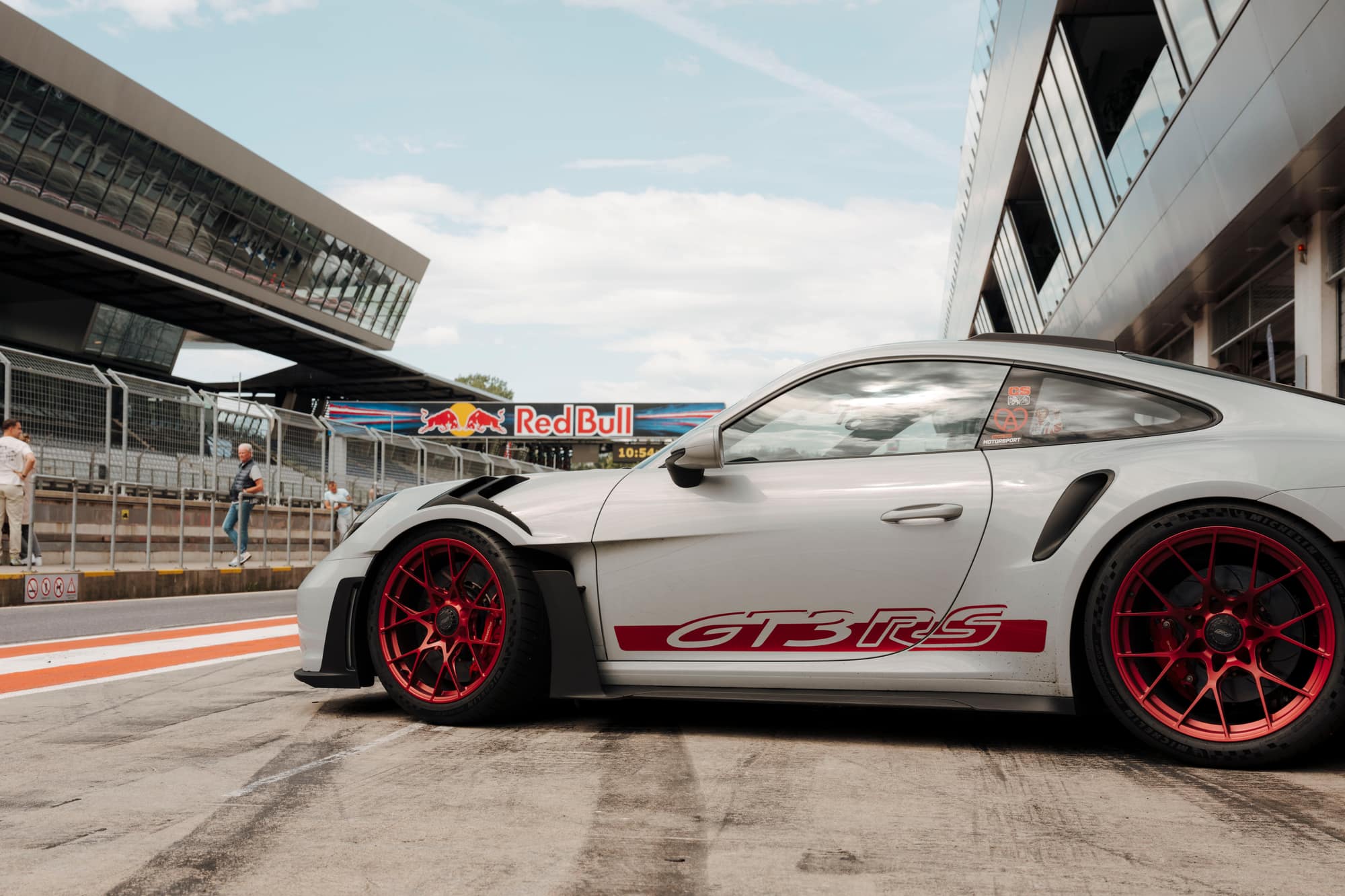 Porsche 911 GT3 RS in der Boxengasse des Red Bull Rings