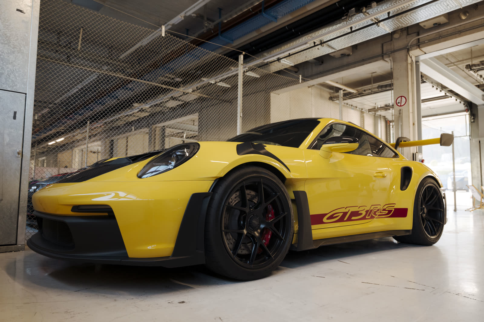 Porsche 911 GT3 RS in Gelb in der Box, Red Bull Ring 2026