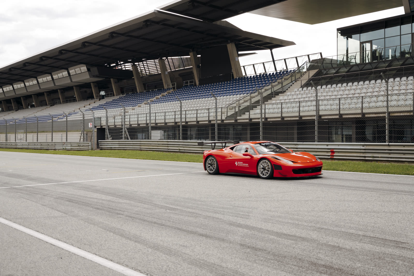 Ferrari 458 Challenge auf der Start-Ziel-Geraden, Red Bull Ring 2026