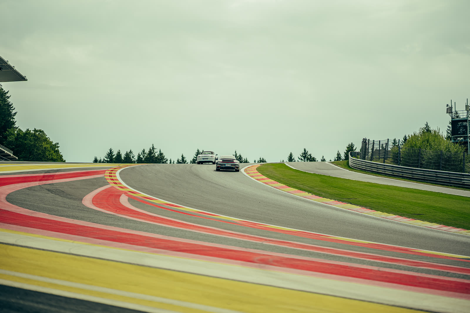 Raidillon: zwei Fahrzeuge oben an der Eau Rouge, Spa-Francorchamps 2026