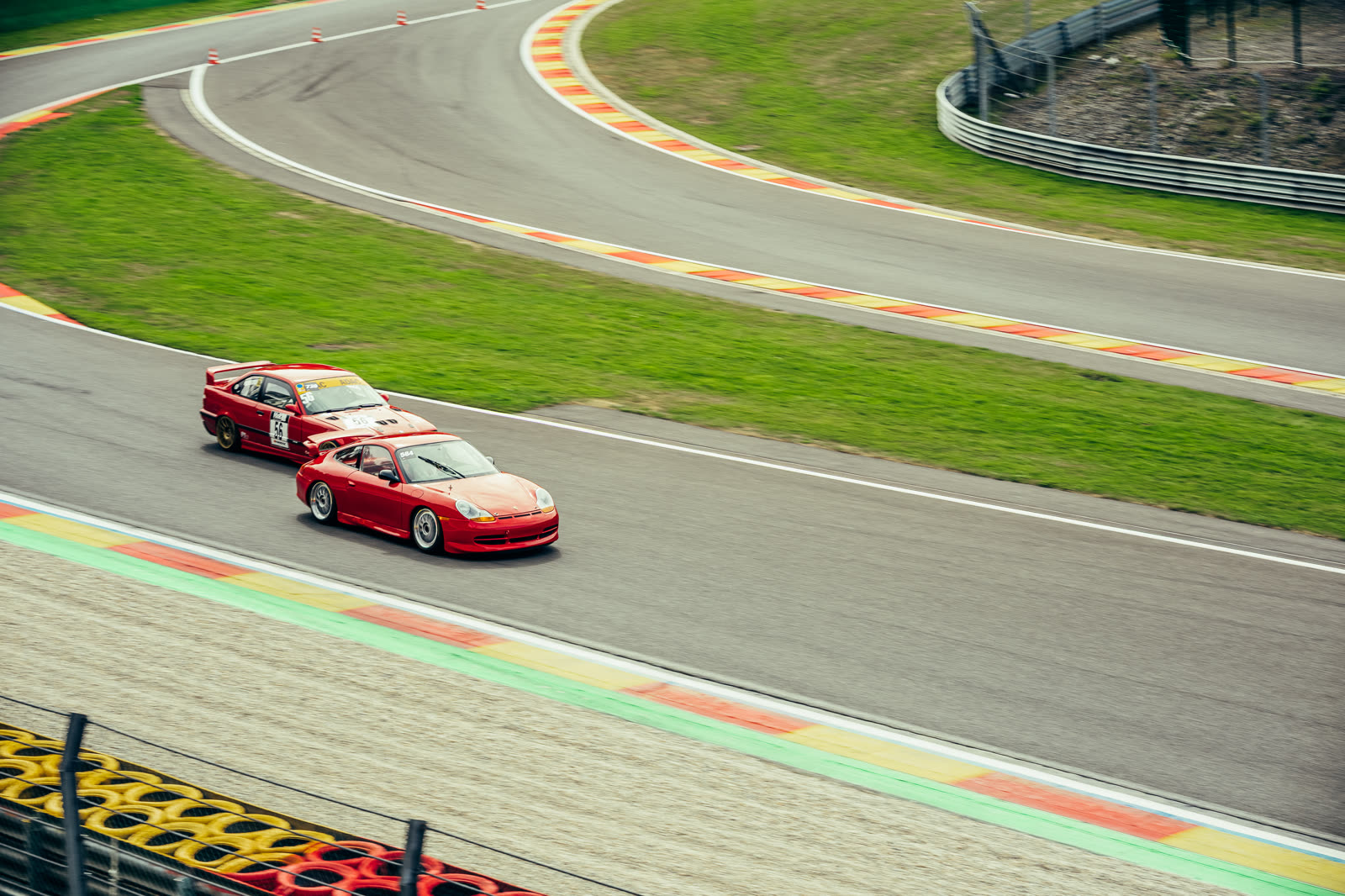 Zwei Rennwagen im Kurvengeschlängel, Spa-Francorchamps 2026