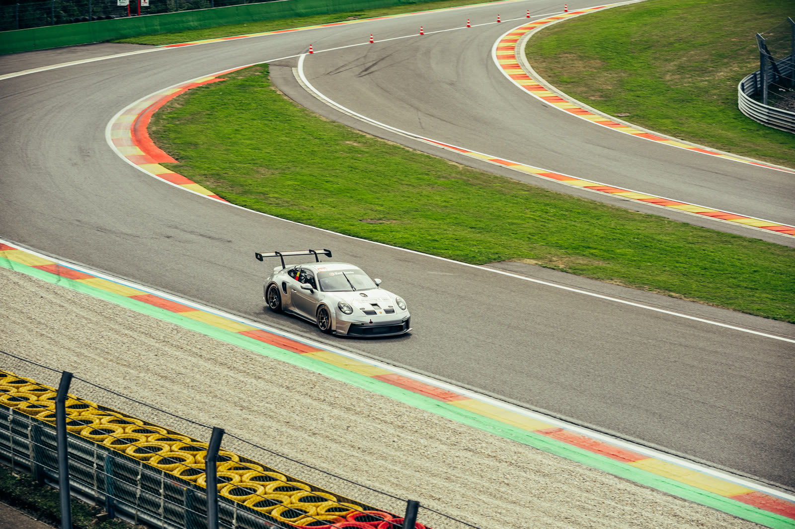 Porsche 911 GT3 Cup am Kurvenausgang, Spa-Francorchamps 2026