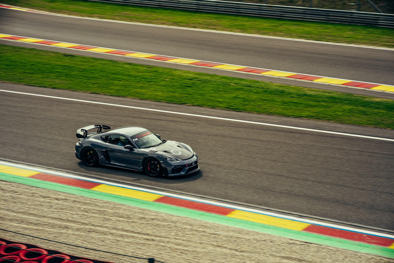 Porsche 718 Cayman GT4 auf der Strecke, Spa-Francorchamps 2026