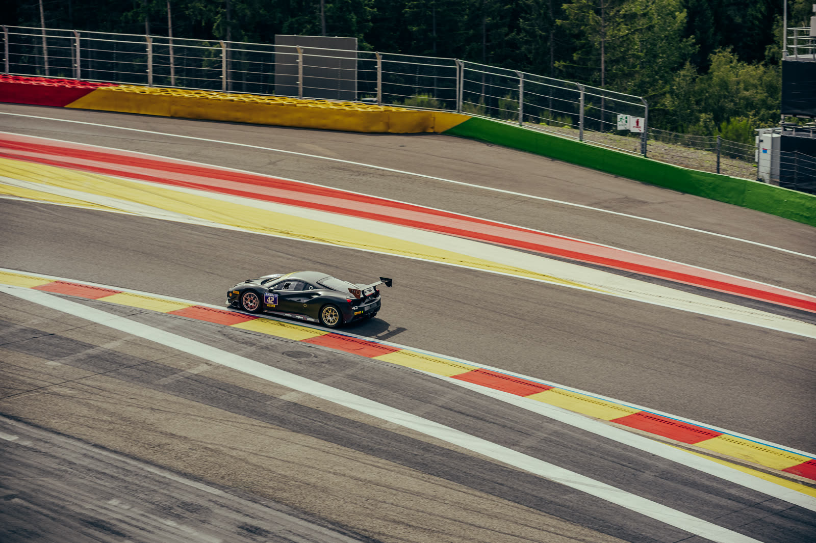 Ferrari 488 Challenge auf der Kerbs, Spa-Francorchamps 2026