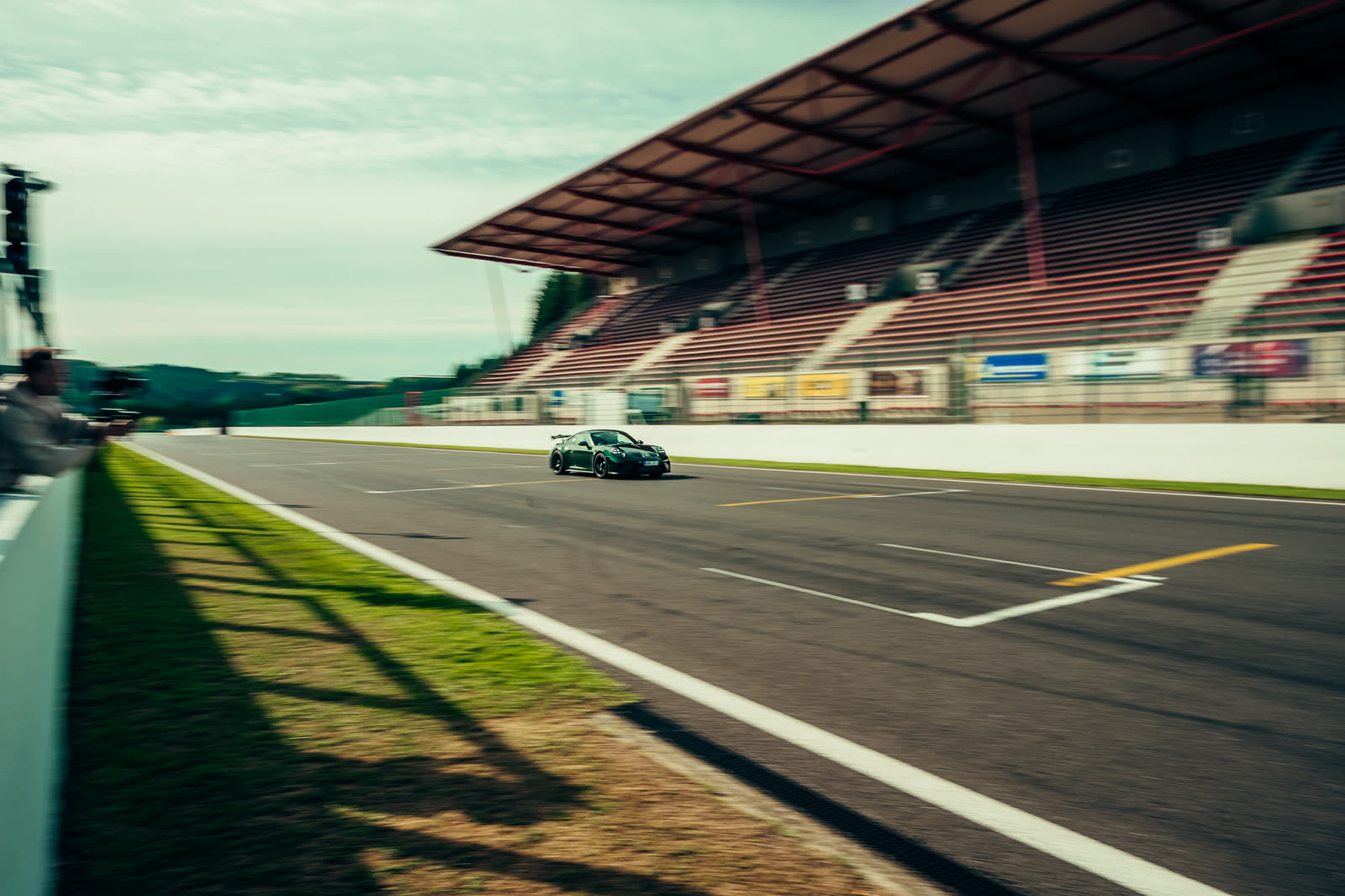 Porsche 911 auf der Start-Ziel-Geraden vor der Haupttribüne, Spa-Francorchamps 2026